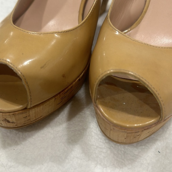 Stuart Weitzman Riviera Tan Patent Leather Peep Toe Sling Back Cork Wedges 9.5 - Picture 4 of 12